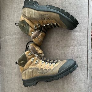 Montrail Gore Tex hiking boots. Size men’s 10.5. VG used condition.